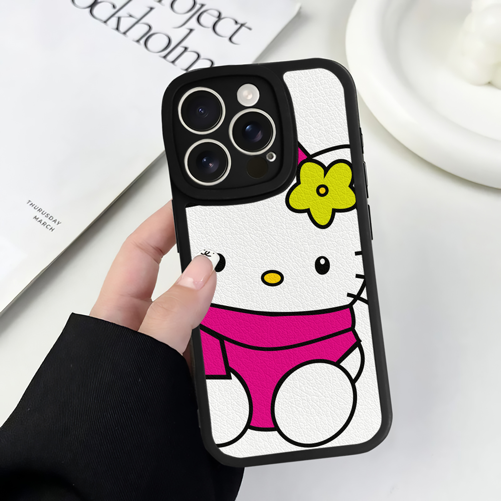 （画像用） Hello Kitty ハローキティ 【iPhone 16シリーズ対応】シリコンスマホケース（レザー調） 材質：シリコン